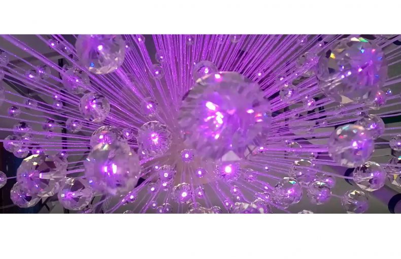 Đèn sợi quang kiểu thả trong phòng khách, với thiết kế theo xu hướng hiện đại, độc đáo. Đèn chùm sợi quang mang đến màu sắc khác biệt cho không gian của bạn và làm cho không gian phòng khách trở nên sang trọng và hiện đại hơn.