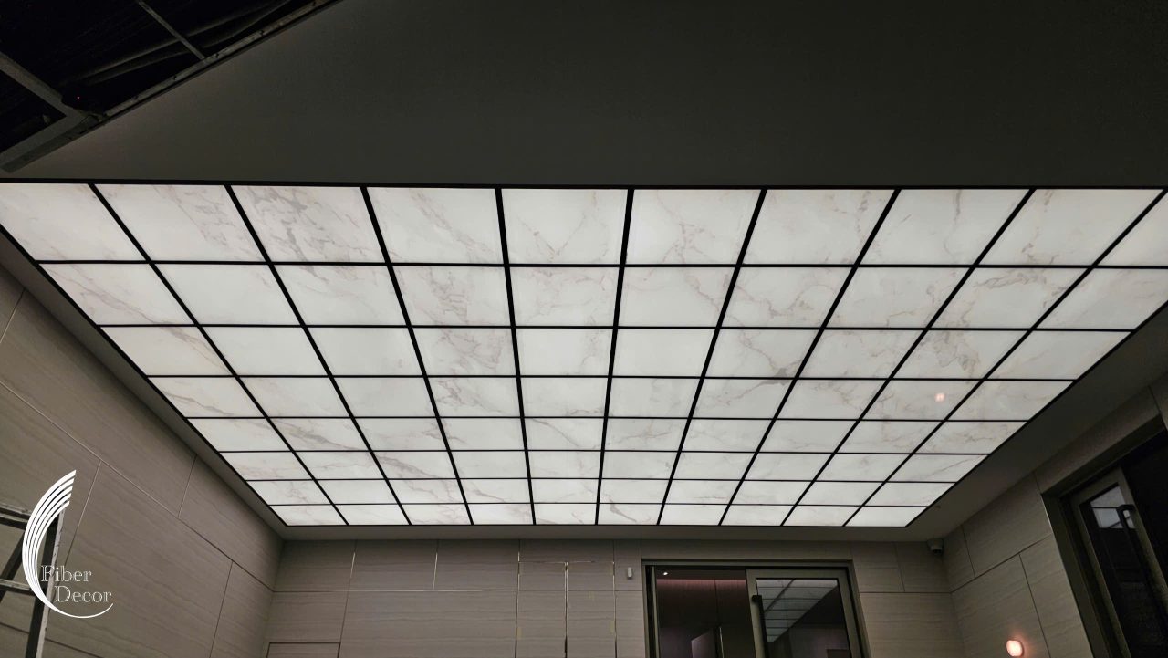 hi tiết trần xuyên sáng Bình Dương với tấm mica vân marble cao cấp, ánh sáng trắng 8000K lan tỏa đều khắp không gian gara 80m².