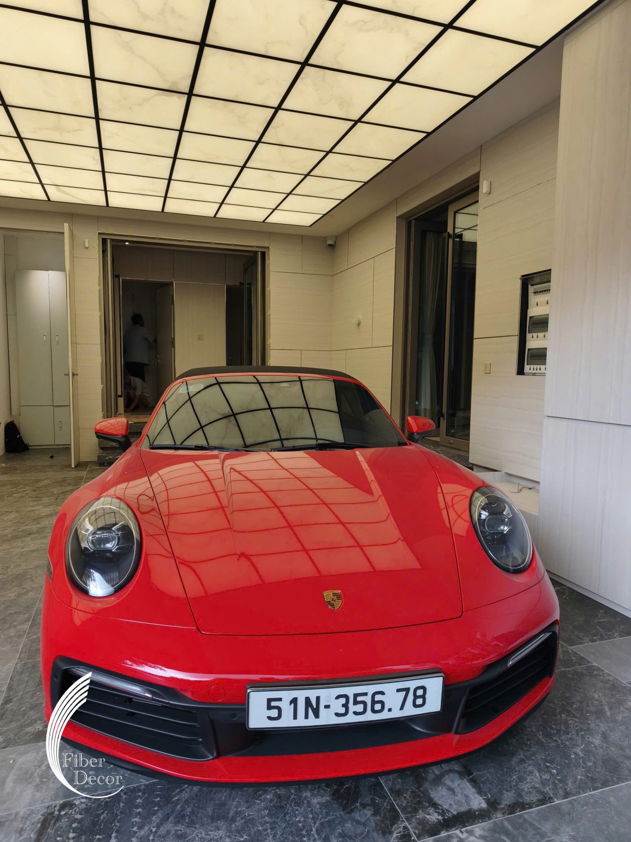 Siêu xe Porsche đỏ nổi bật dưới trần xuyên sáng Bình Dương ánh sáng trắng 8000K