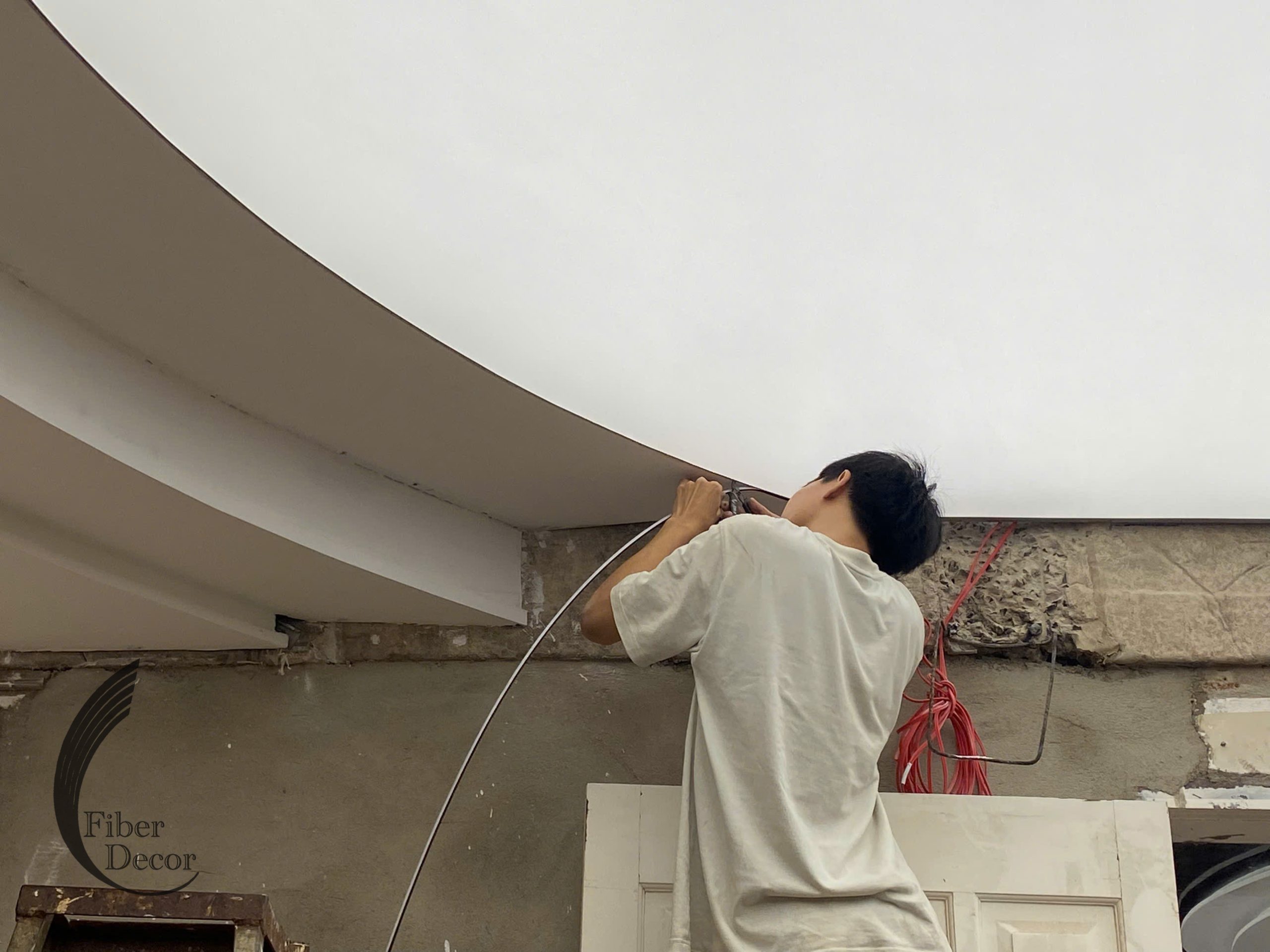 Thợ của Trang Trí Sợi Quang thi công tấm căng cho trần xuyên sáng