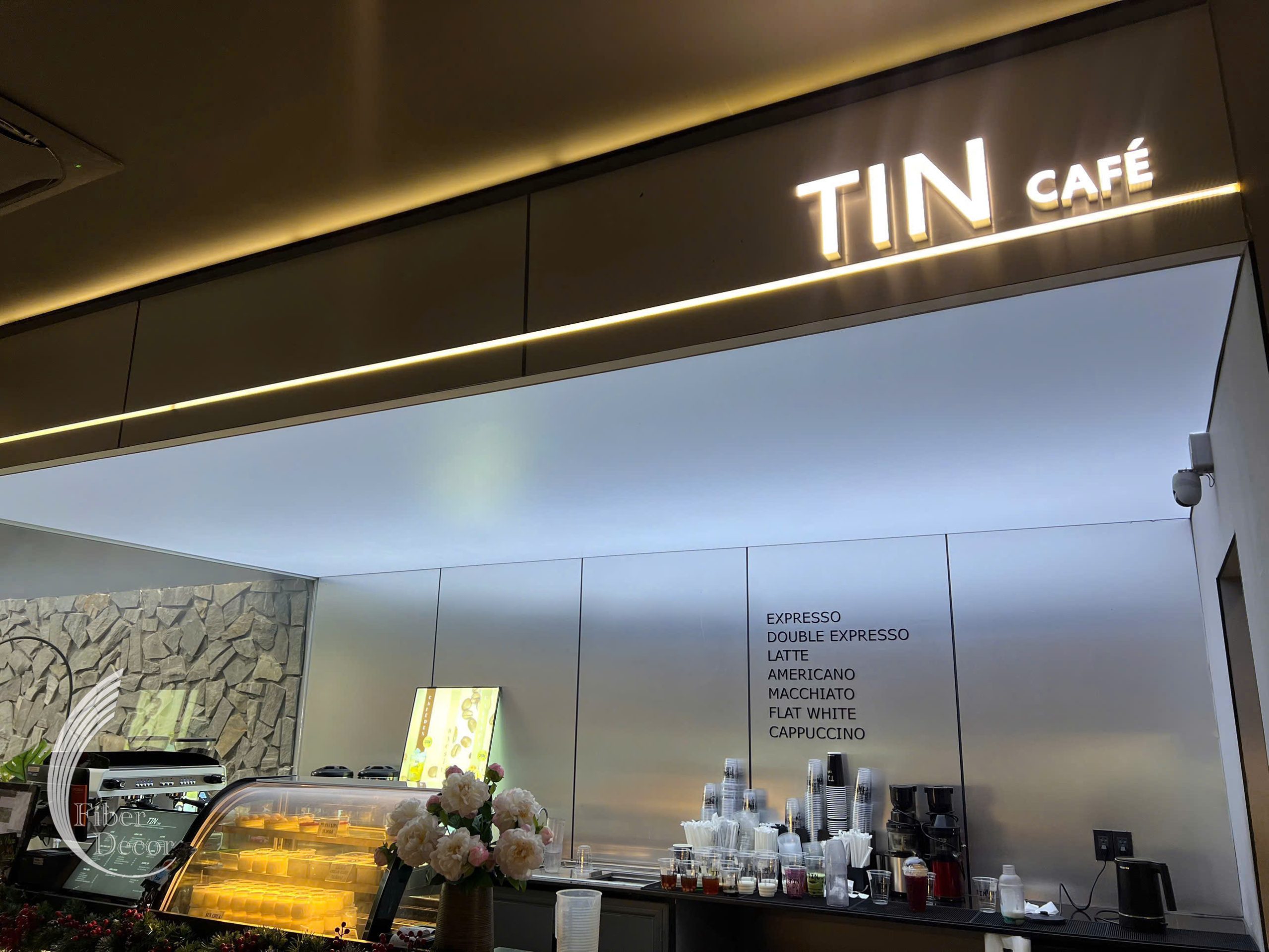 Thi công hoàn thiện trần xuyên sáng cho quán cafe Tin
