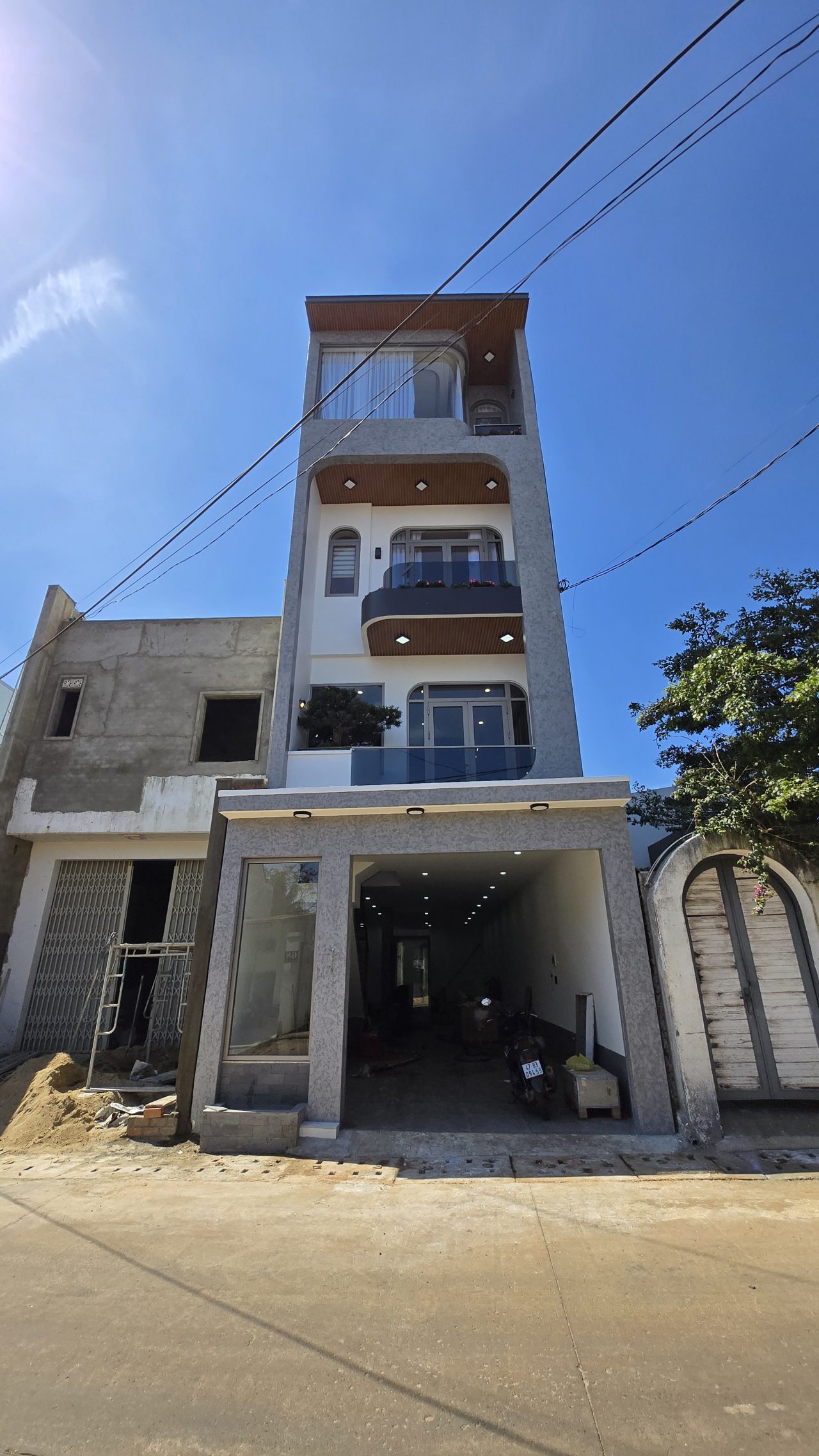 Nhà phố hiện đại đường Nguyễn Hữu Thấu Buôn Ma Thuột vừa hoàn thiện trần sao